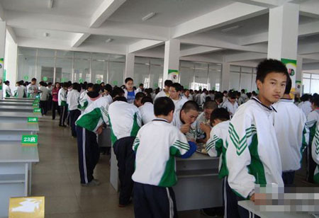 某学校学生食堂站着吃饭
