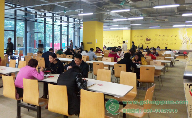 公司员工正在餐厅就餐