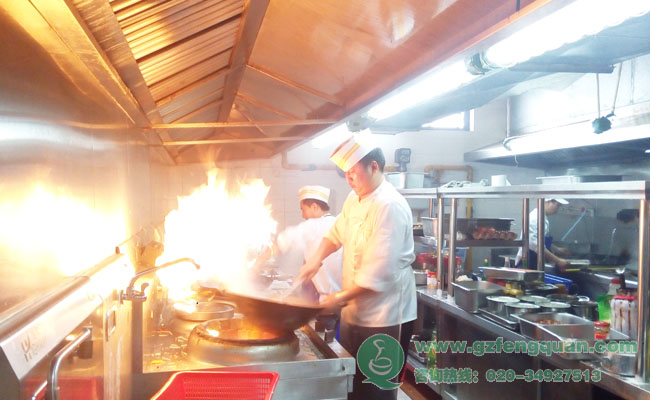 现场食堂厨师正在炒菜